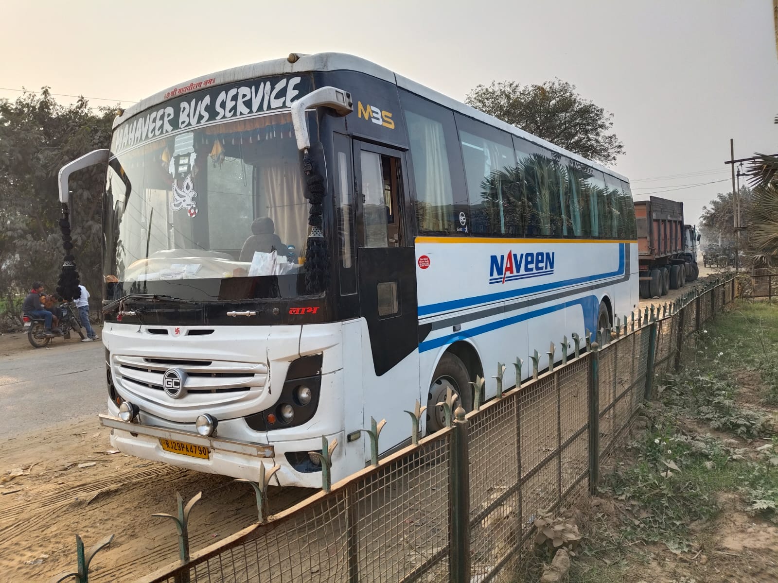 Front three-quarter view of the Mahaveer Bus Service coach